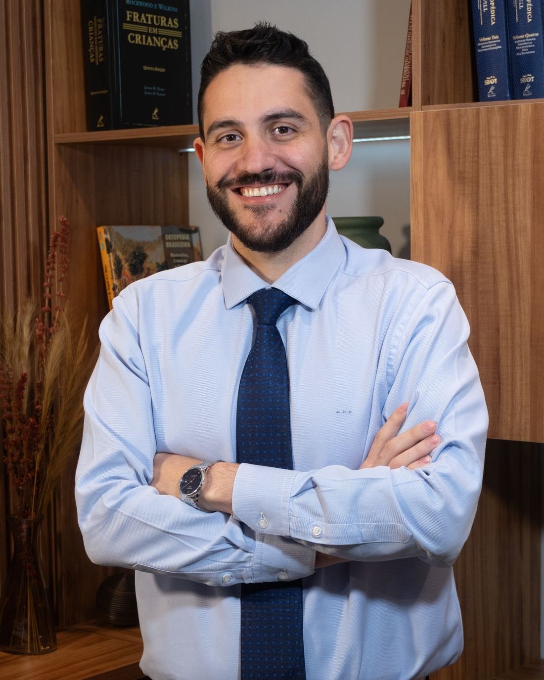 Dr. André Manuel Pereira, ortopedista e traumatologista, em seu consultório em São Paulo